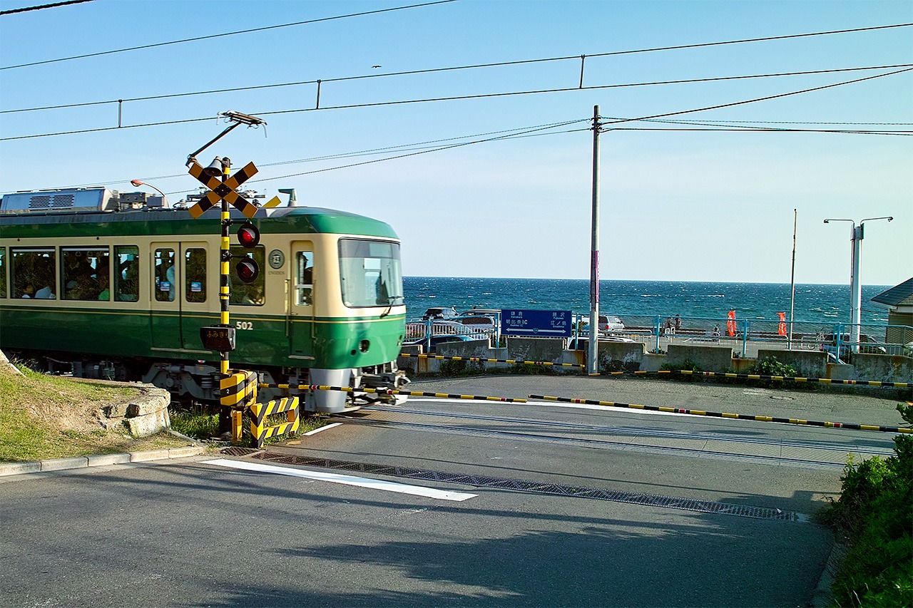 Real-world photo of Kamakura High School Front Level Crossing