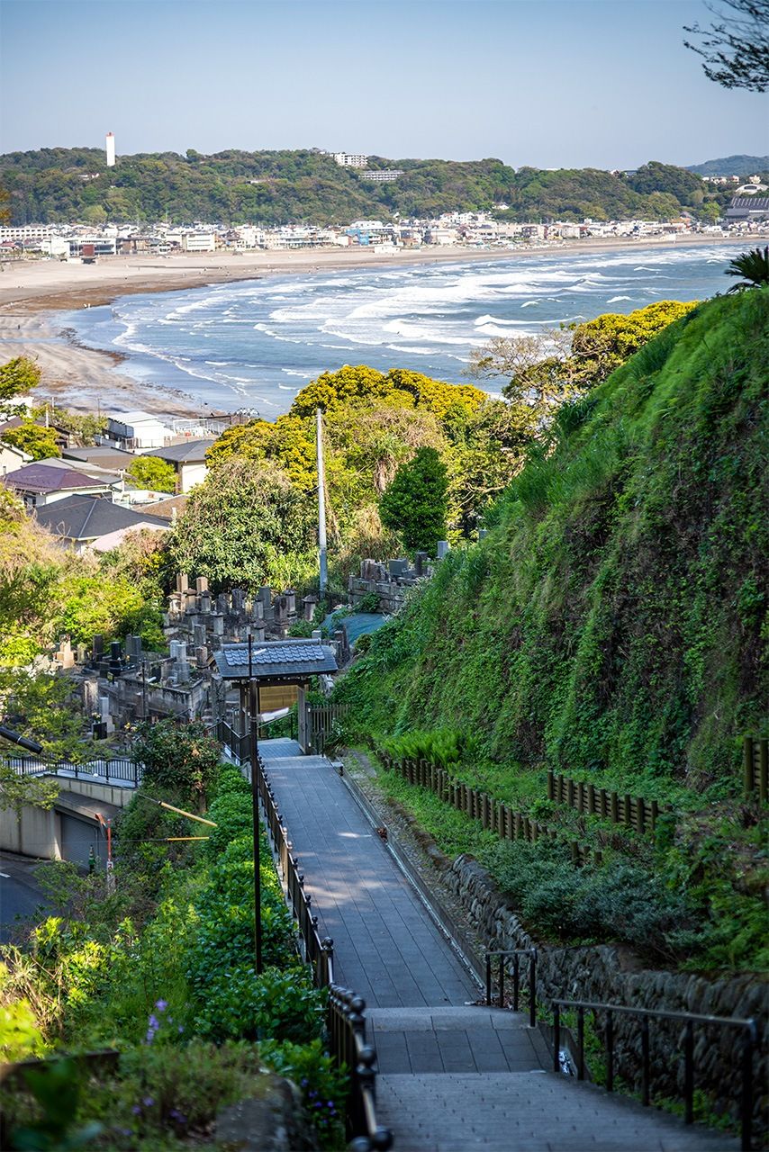 Real-world photo of Yuigahama Beach